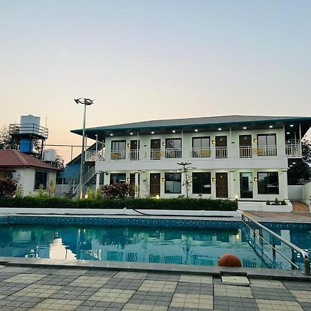 The Village Resorts Карджат Экстерьер фото